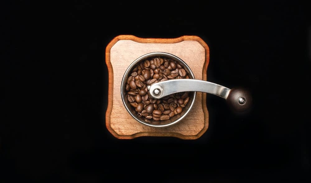koffiemolen gevuld met koffiebonen bovenaanzicht