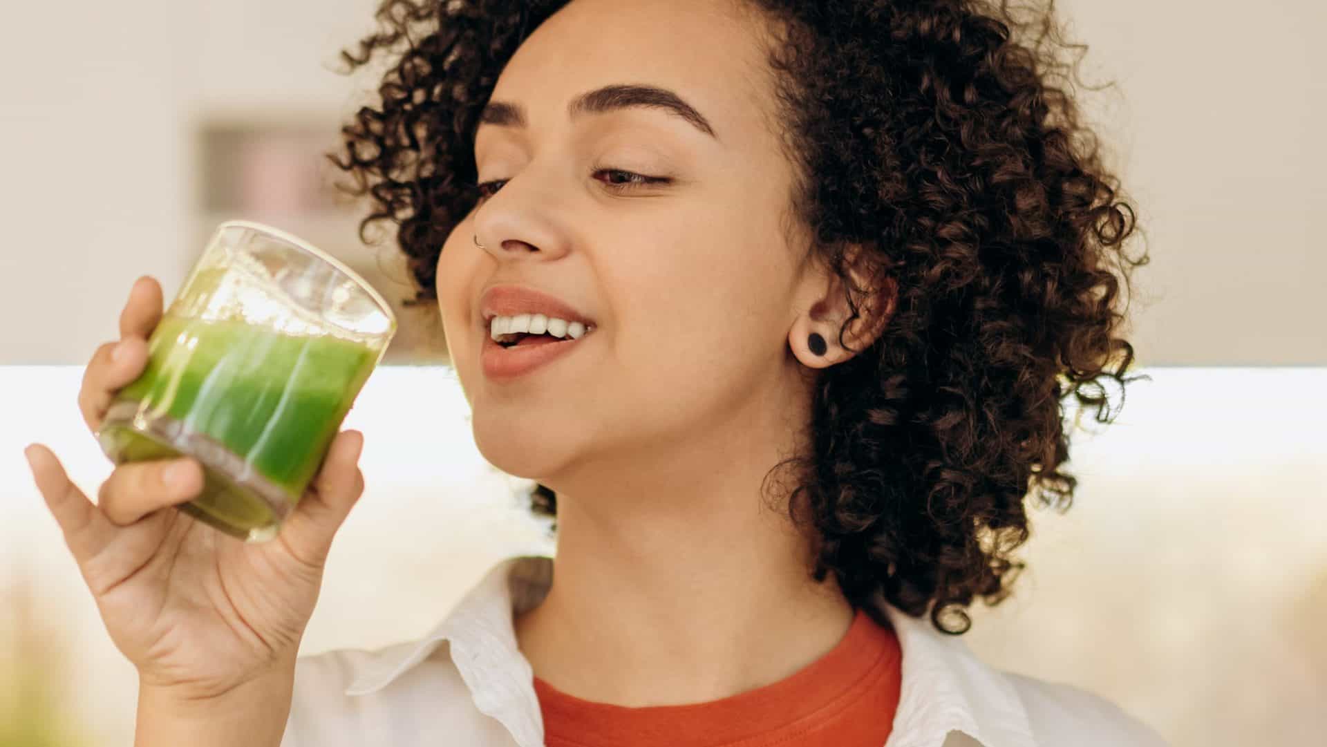 vrouw drinkt groen sap