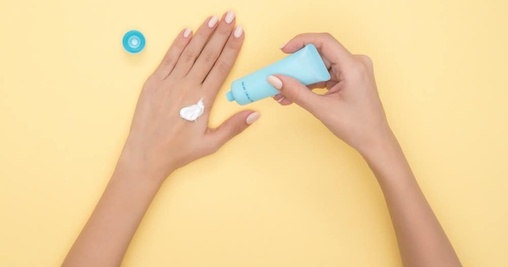 handen die handcreme aanbrengen
