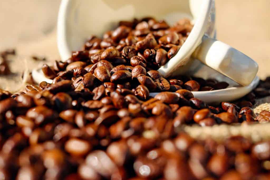 koffie bonen uit gevallen mok