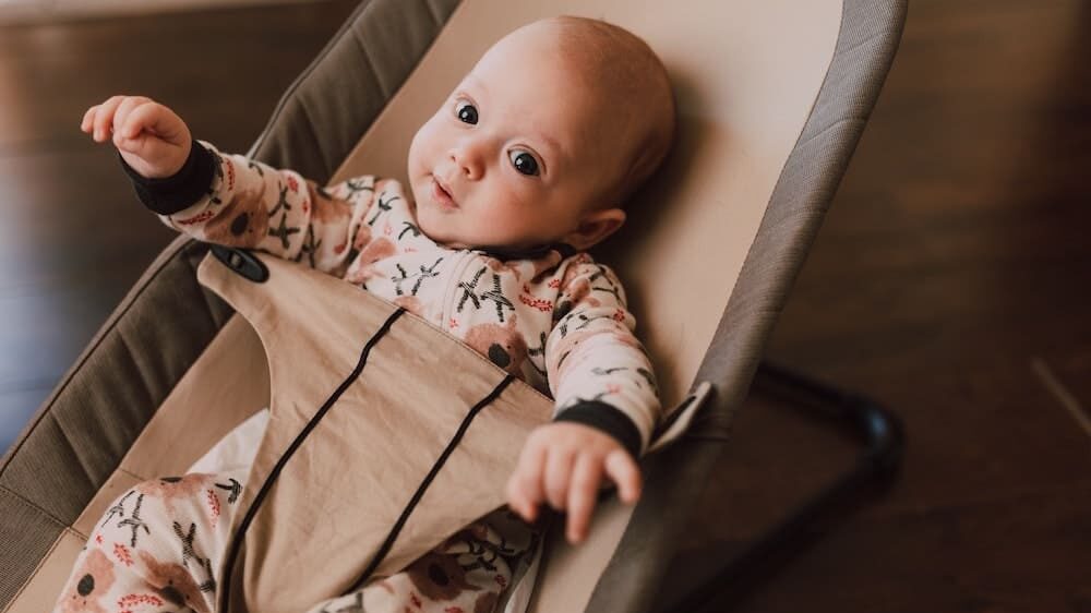 Een baby in een wipstoel