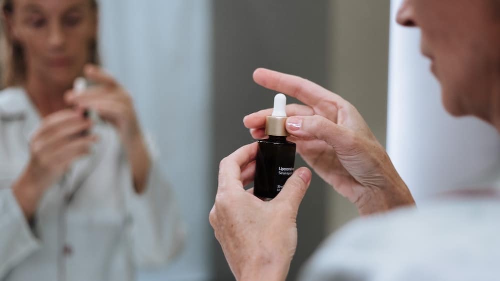 vrouw houdt serum vast
