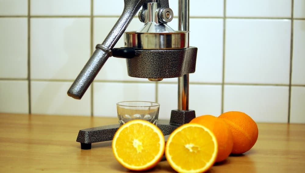 sapcetrifuge met sinaasappels ernaast