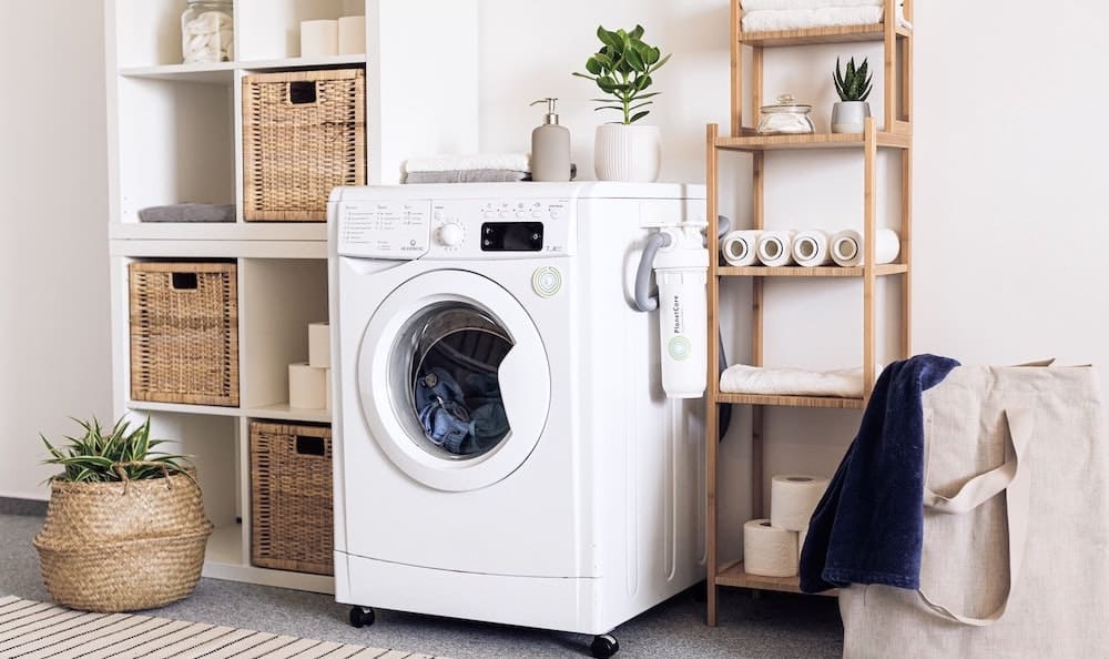 witte wasmachine tussen twee stellingkasten