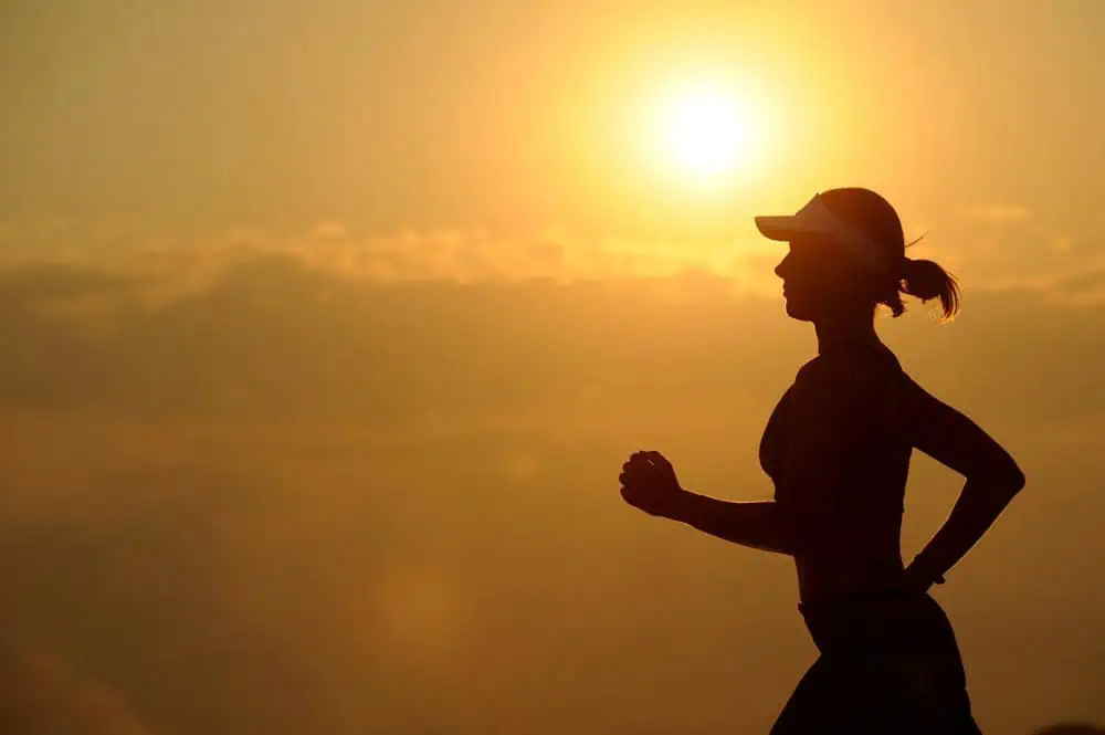 Sportende vrouw in de zon