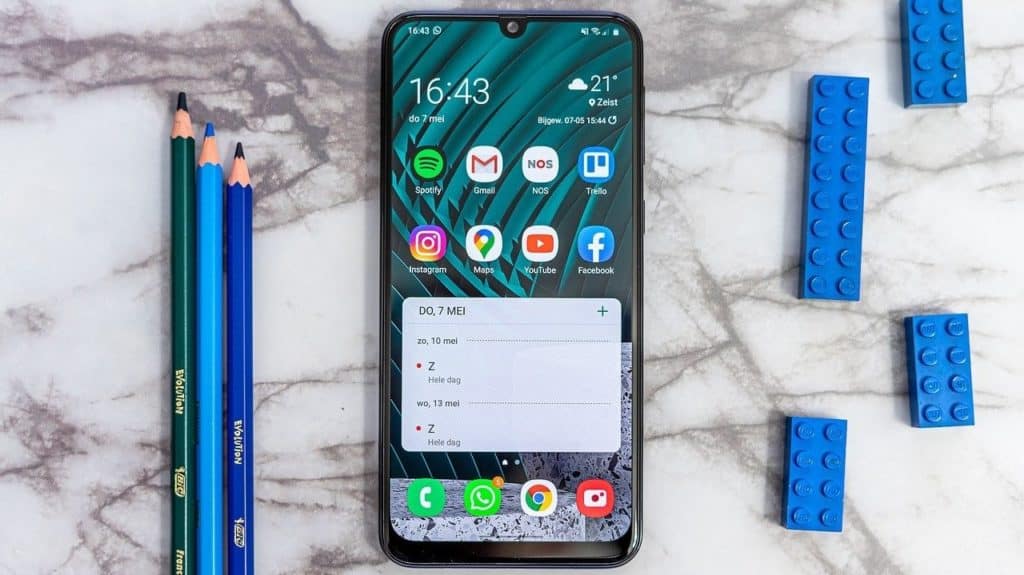 samsung telefoon ligt open op agenda op een tafel