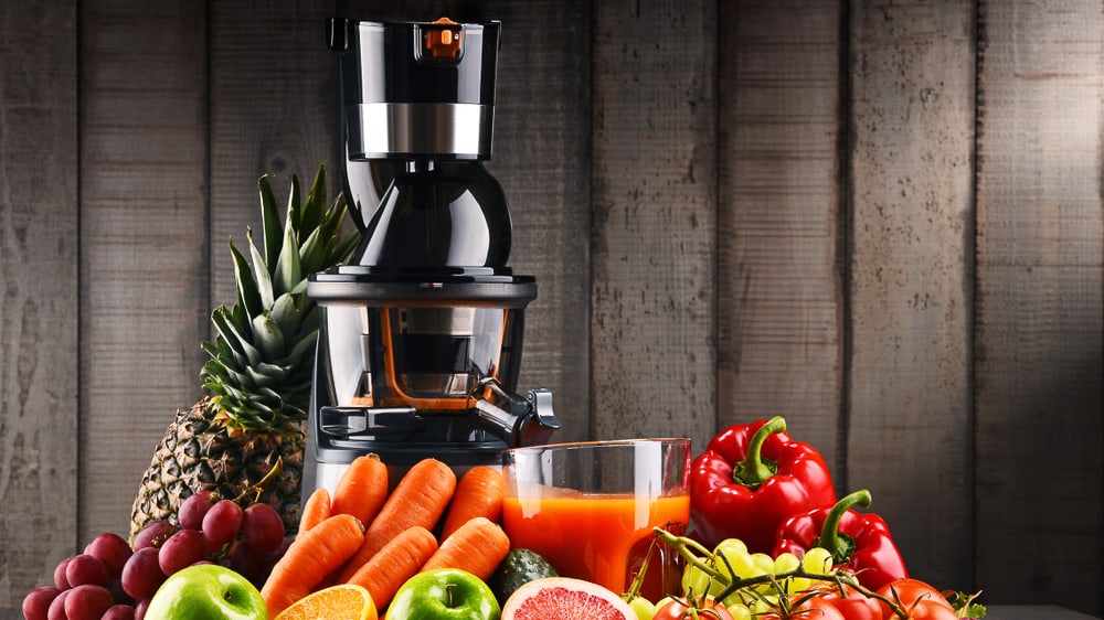 slowjuicer met organische producten. fruit en groenten