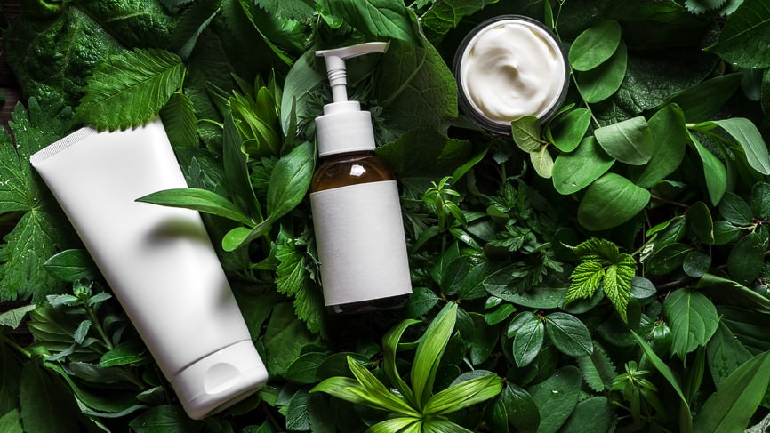 beauty producten op groene, natuurlijke ondergrond