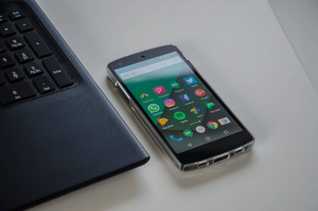smartphone op tafel