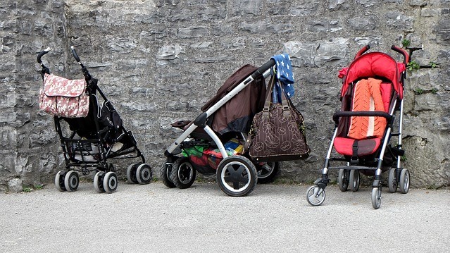 drie buggy's gevuld met spullen