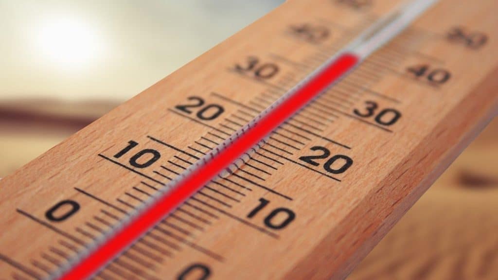 houten thermometer geeft aan dat het meer dan 30 graden is
