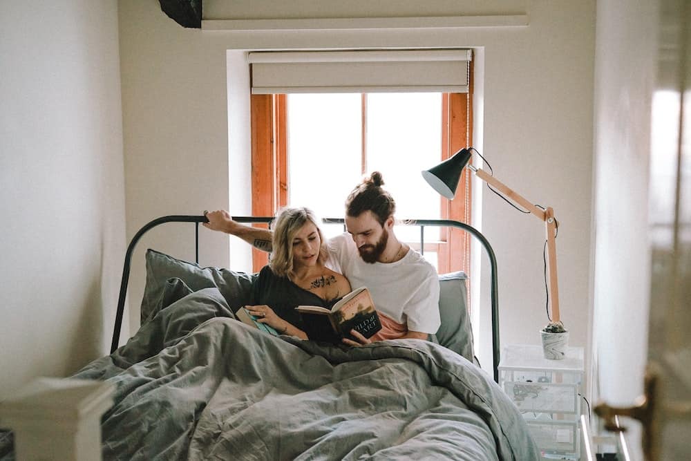 Man en vrouw lezen boek in bed