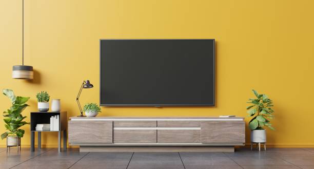 Tv aan gele wand