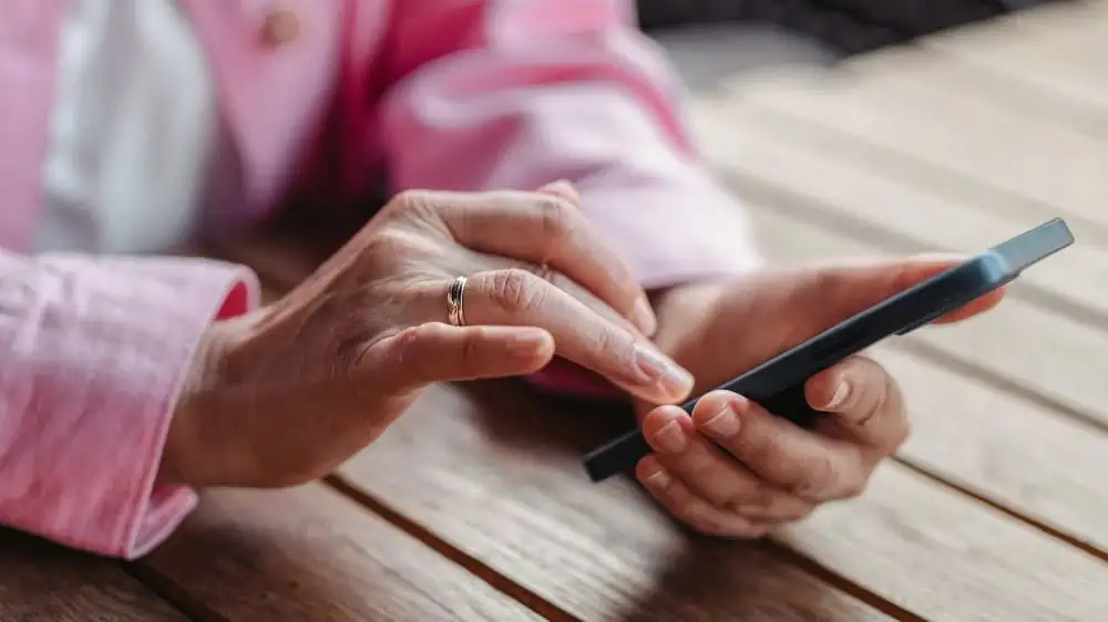 Vrouw met smartphone in haar hand