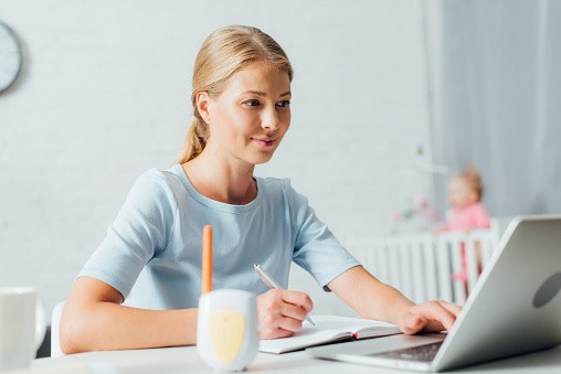 Vrouw werkt met babyfoon op tafel