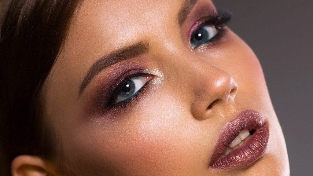 gezicht vol makeup
