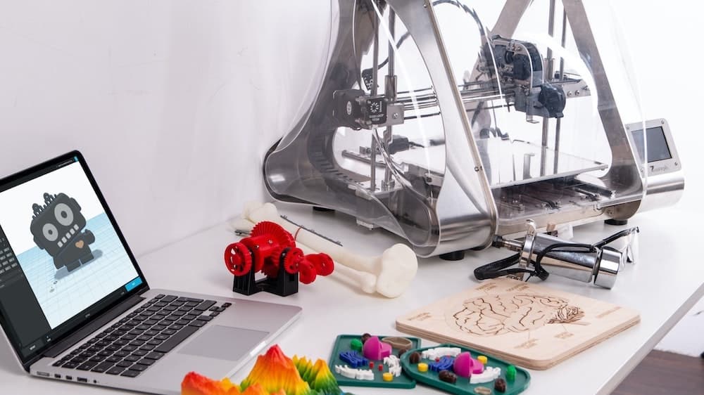 3d printer en laptop op bureau