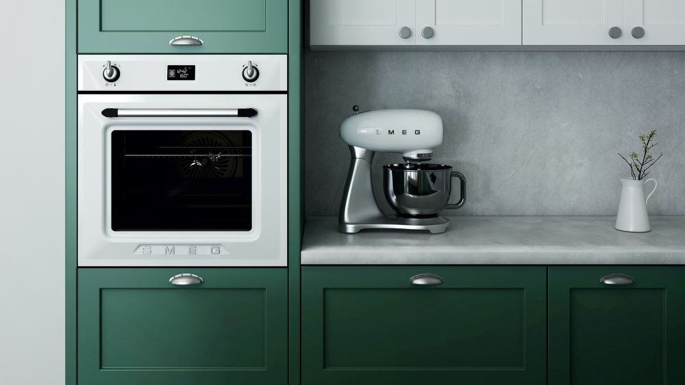 Smeg oven in een groene keuken met een keukenmachine op het aanrecht