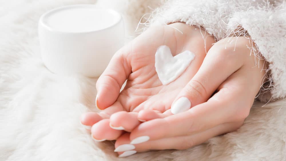moisturizer in hand in hart vorm