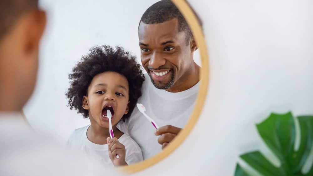vader en dochter tandenpoetsen