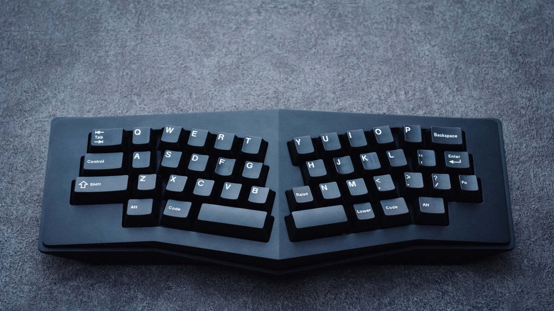 Ergonomisch, tentvormig toetsenbord  in het zwart.
