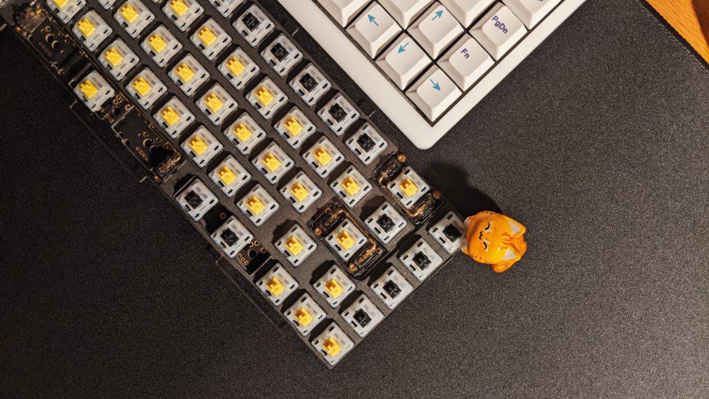 Mechanisch toetsenbord met gele schakelaars
