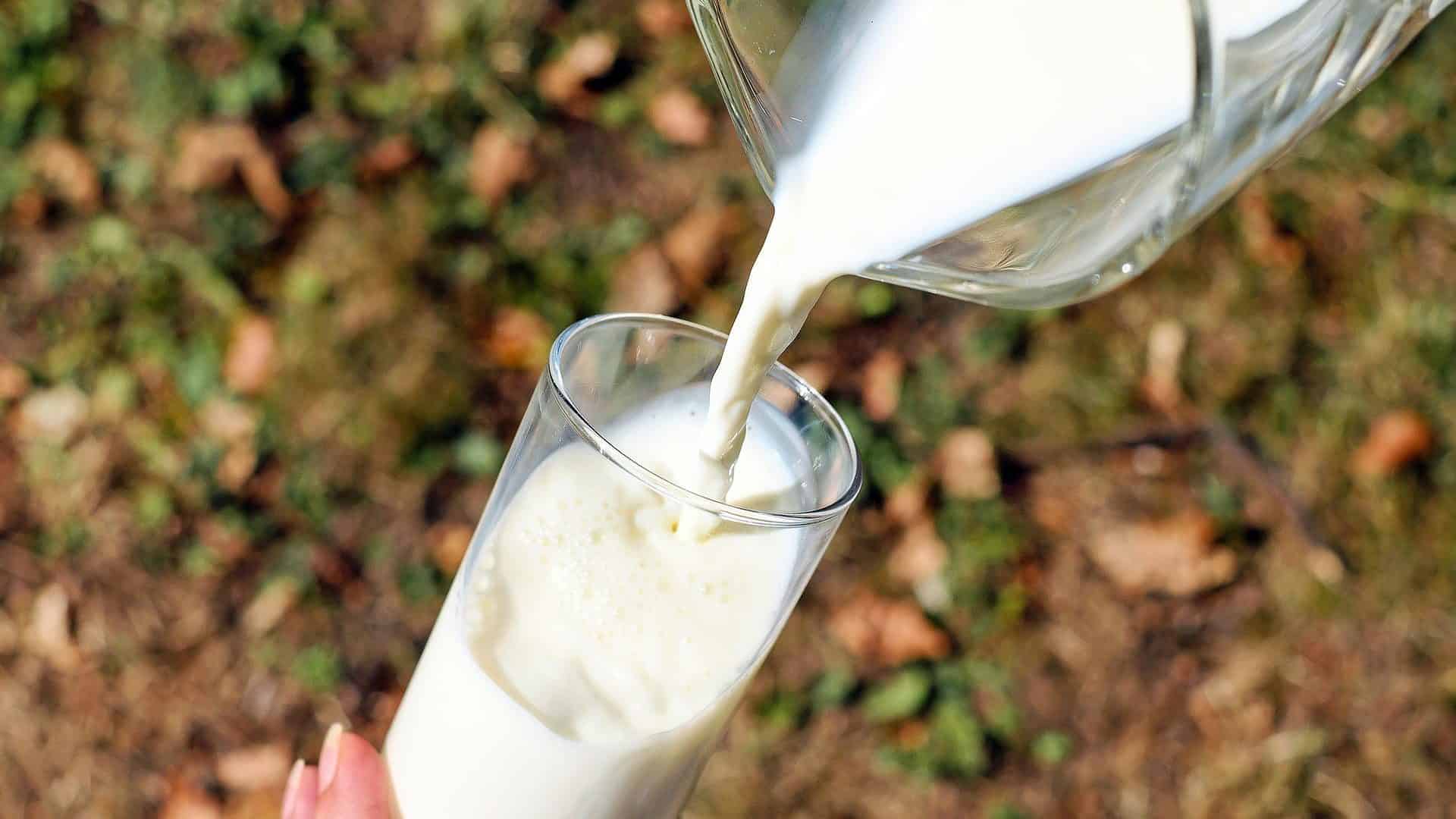 Melk wordt in een glas geschonken