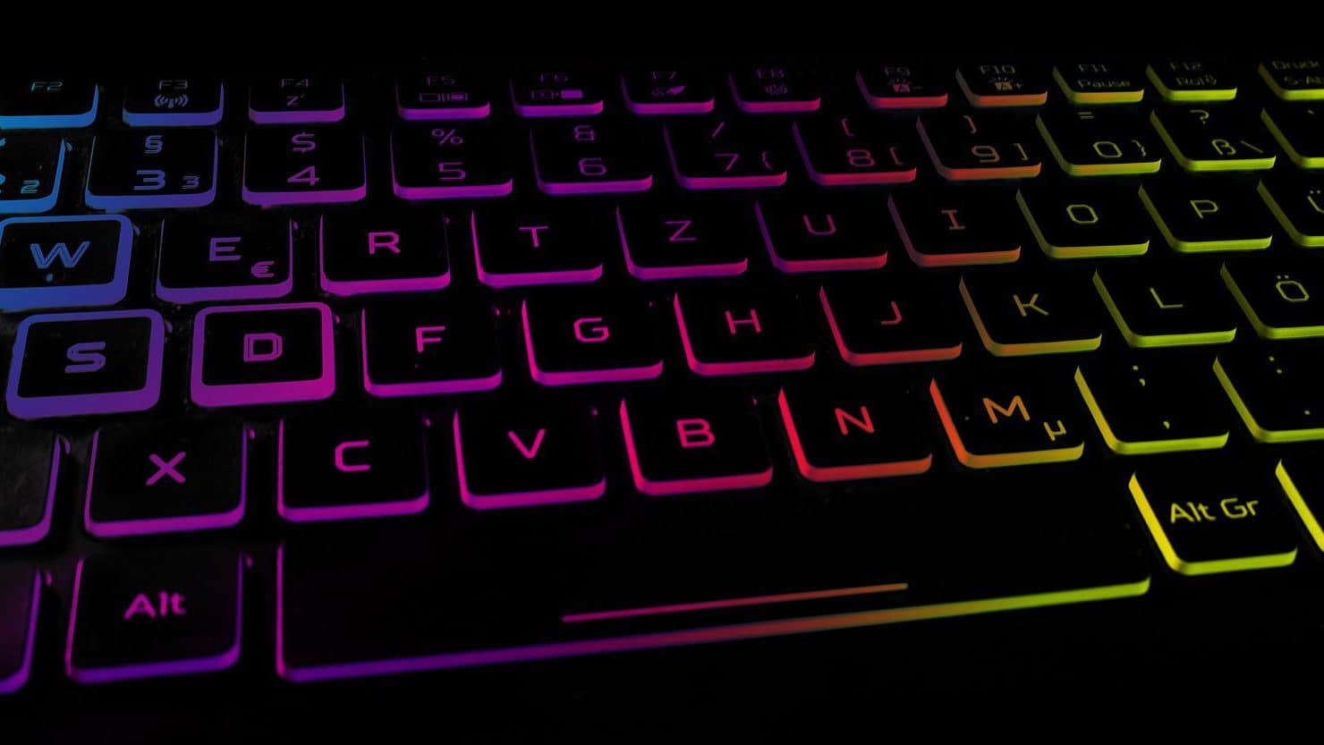 Close up van qwertz-toetsenbord met RBG-verlichting