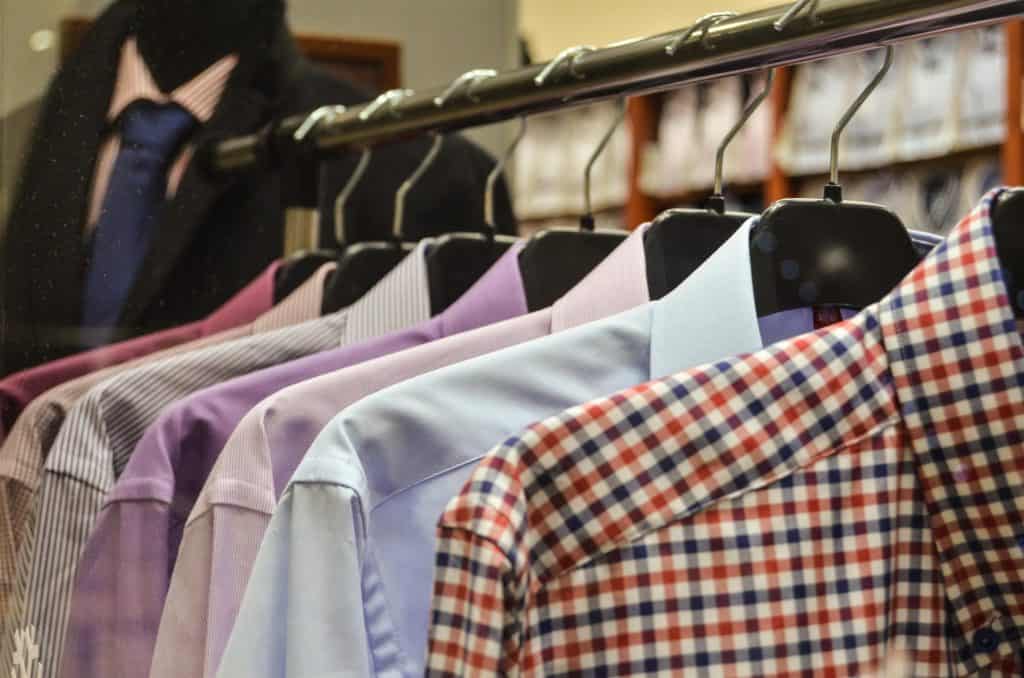 Rij met gestreken blouses aan hangers
