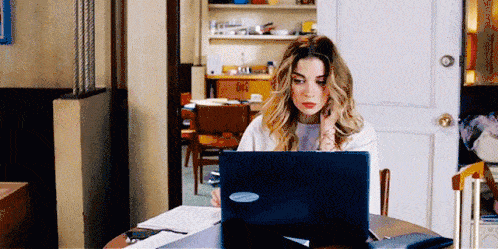 Vrouw zit te werken achter laptop