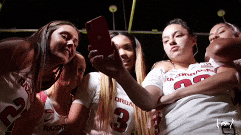 vijf vrouwen kijken naar dezelfde iphone