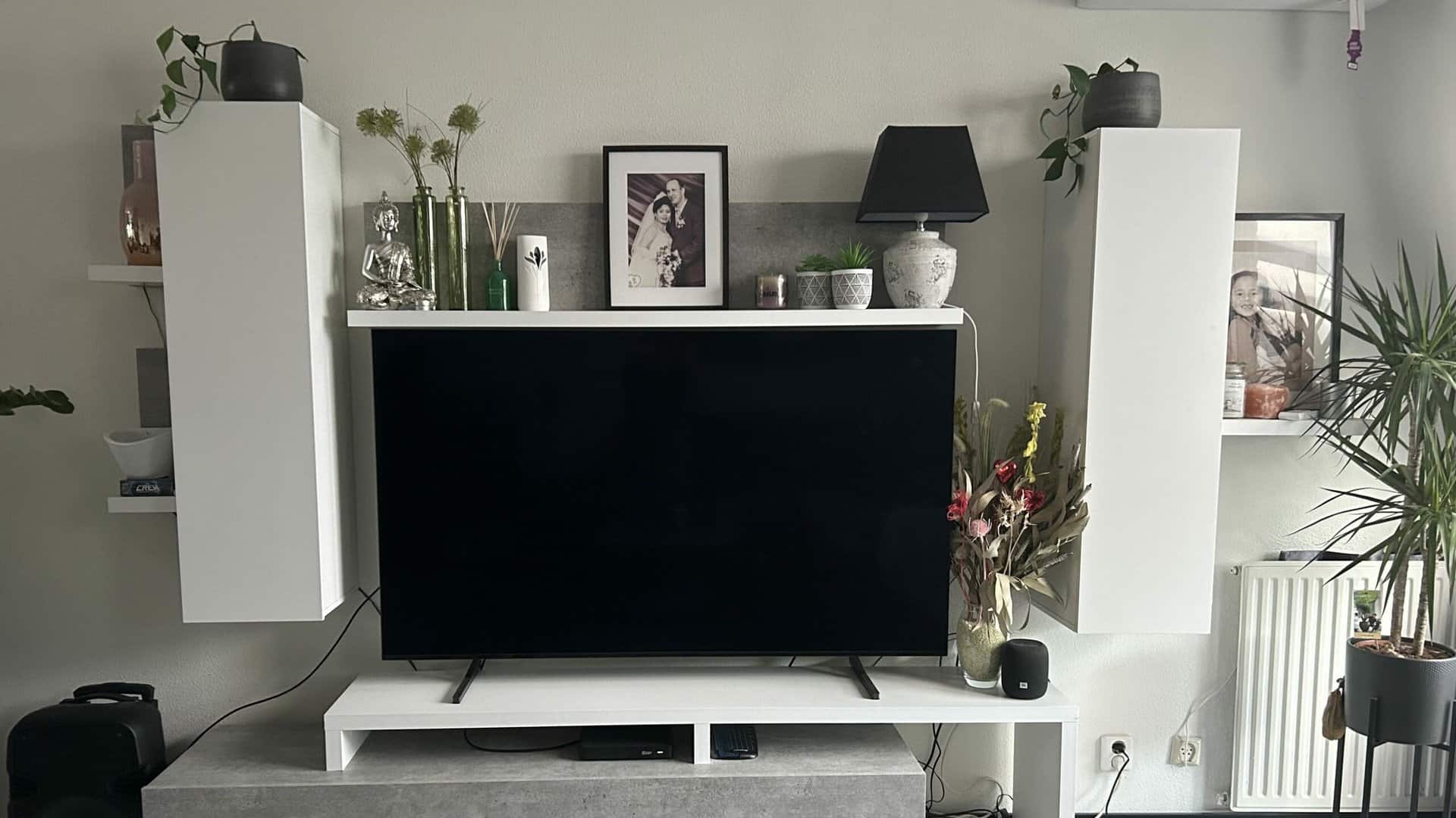 grote tv op kastje in woonkamer