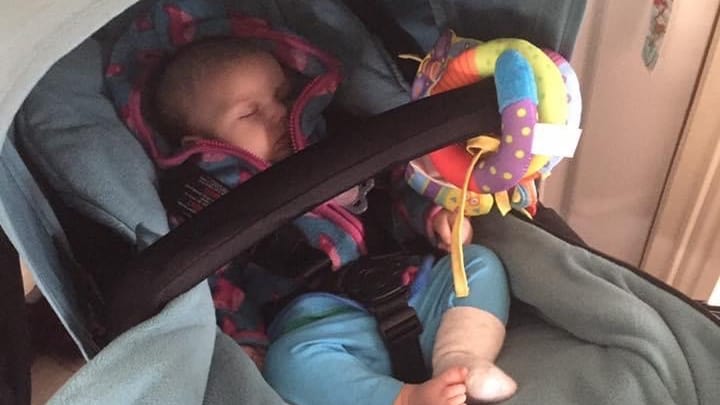 Slapende baby in kinderwagen