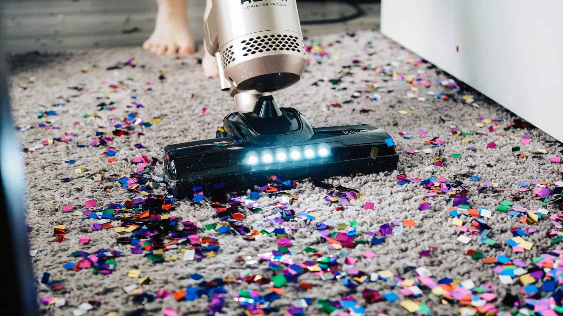 snoerloze stofzuiger met led-verlichting zuigt confetti van hoogpolig tapijt